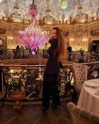 Model  — проститутка с большой грудью